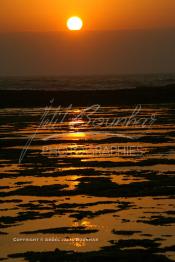 Image du Maroc Professionnelle de  Souiria Leqdima situé à 30 km au sud de Safi fut un village de pêcheurs, avec son petit port où quelques artisans pratiquent la pêche traditionnelle à la canne. Un magnifique coucher de soleil dans cette splendide région du Maroc sur l'océan atlantique. De nombreux européens profitent des joies de la mer sur cette plage un peu désertée par les marocains, 18 Juillet 2006. (Photo / Abdeljalil Bounhar)